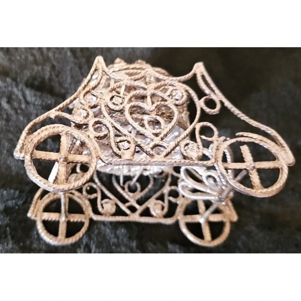 Carriage trinket box with jewels